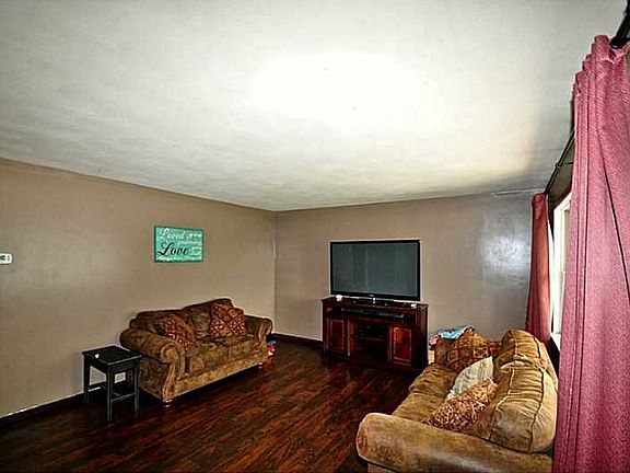 3rd image of 716 Lynwood Ct