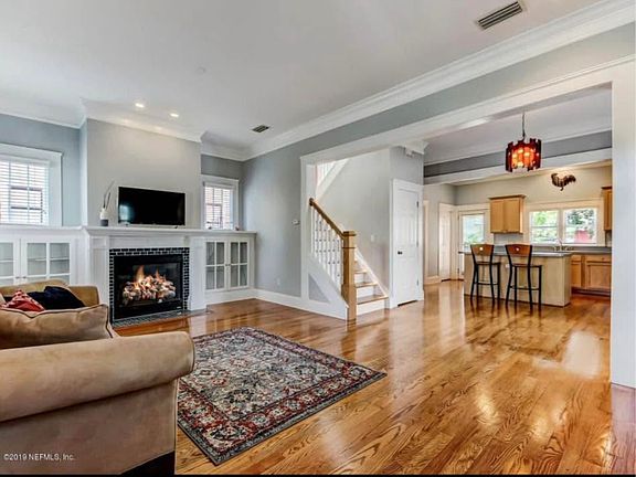 2nd image of 122 E 9th St #2