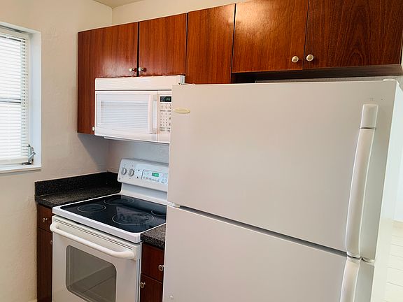 3rd image of 2070 NE 162nd St #15