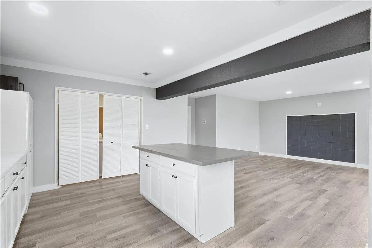 2 bed, 2501 sqft, $1,300 — Photo 3