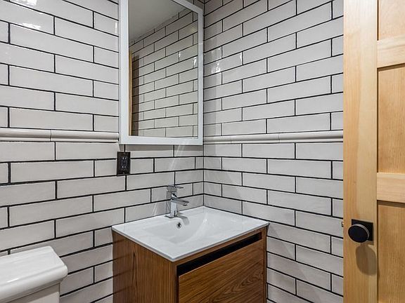 5th image of 188 Montrose Ave #3L