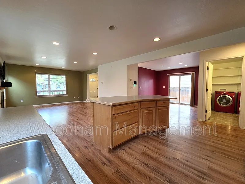 3 bed, 2.5 bath, 2507 sqft, $3,100 — Photo 2