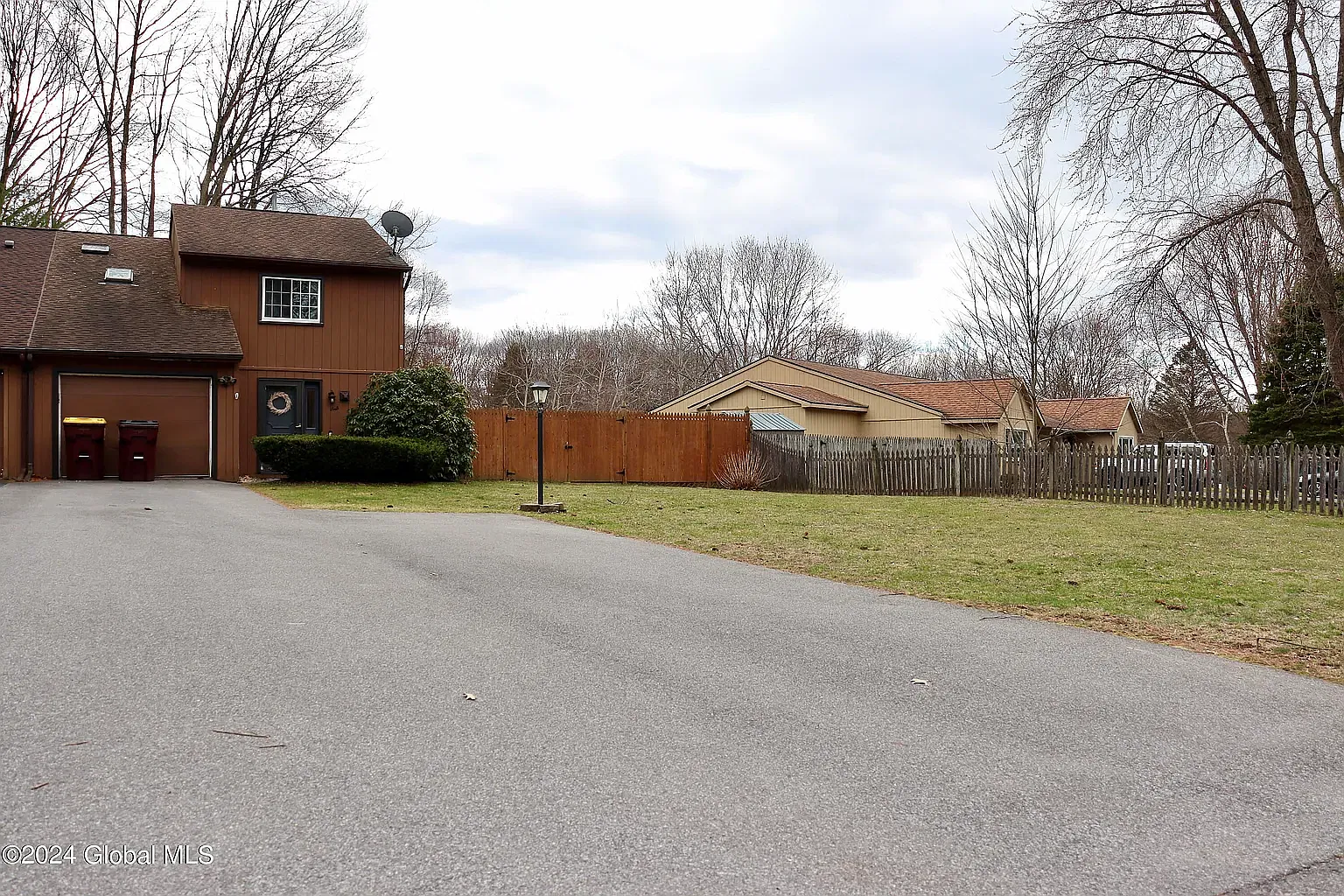 3 bed, 1.5 bath, 1228 sqft, $2,400 — Photo 2