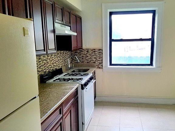 2nd image of 540 Park Ave APT 01