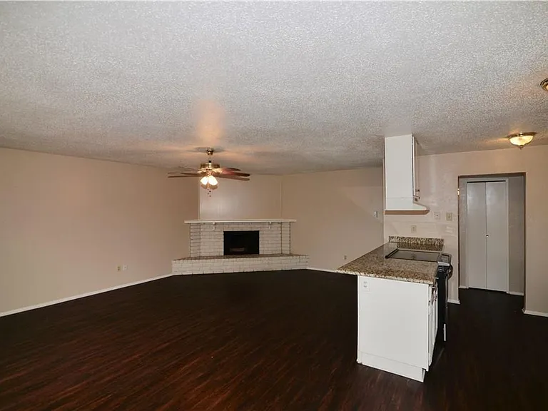 556 Hanover Dr — Photo 2
