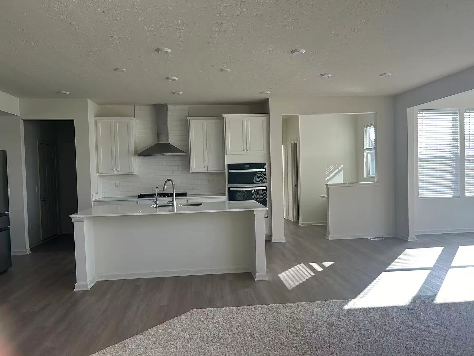 5 bed, 4.5 bath, 4869 sqft, $2,990 — Photo 3