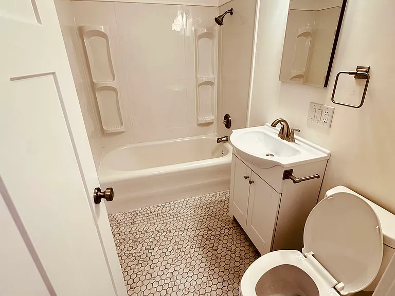 325 Summit Ave E #7 — Photo 9