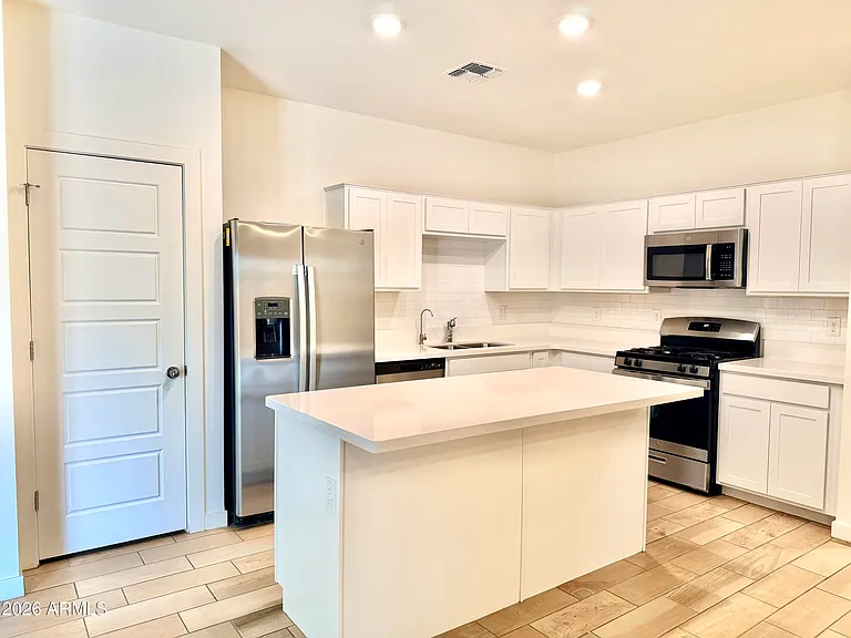 948 E Wiley Way — Photo 3