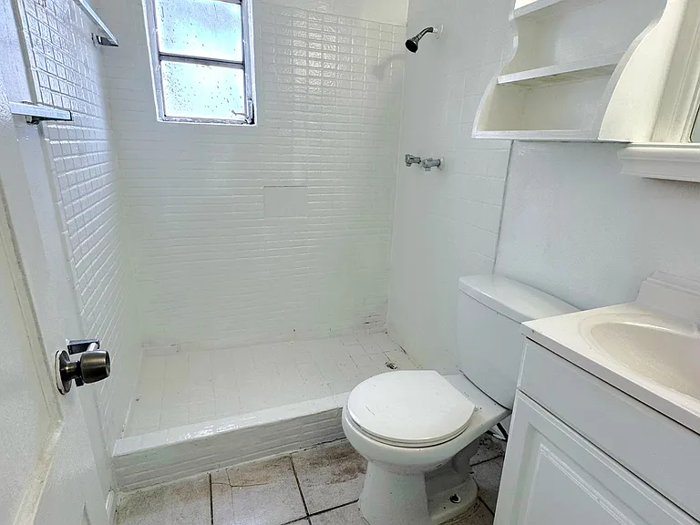 25 SW 10th St — Photo 7