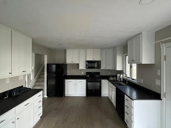 3rd image of 6 Westview Dr