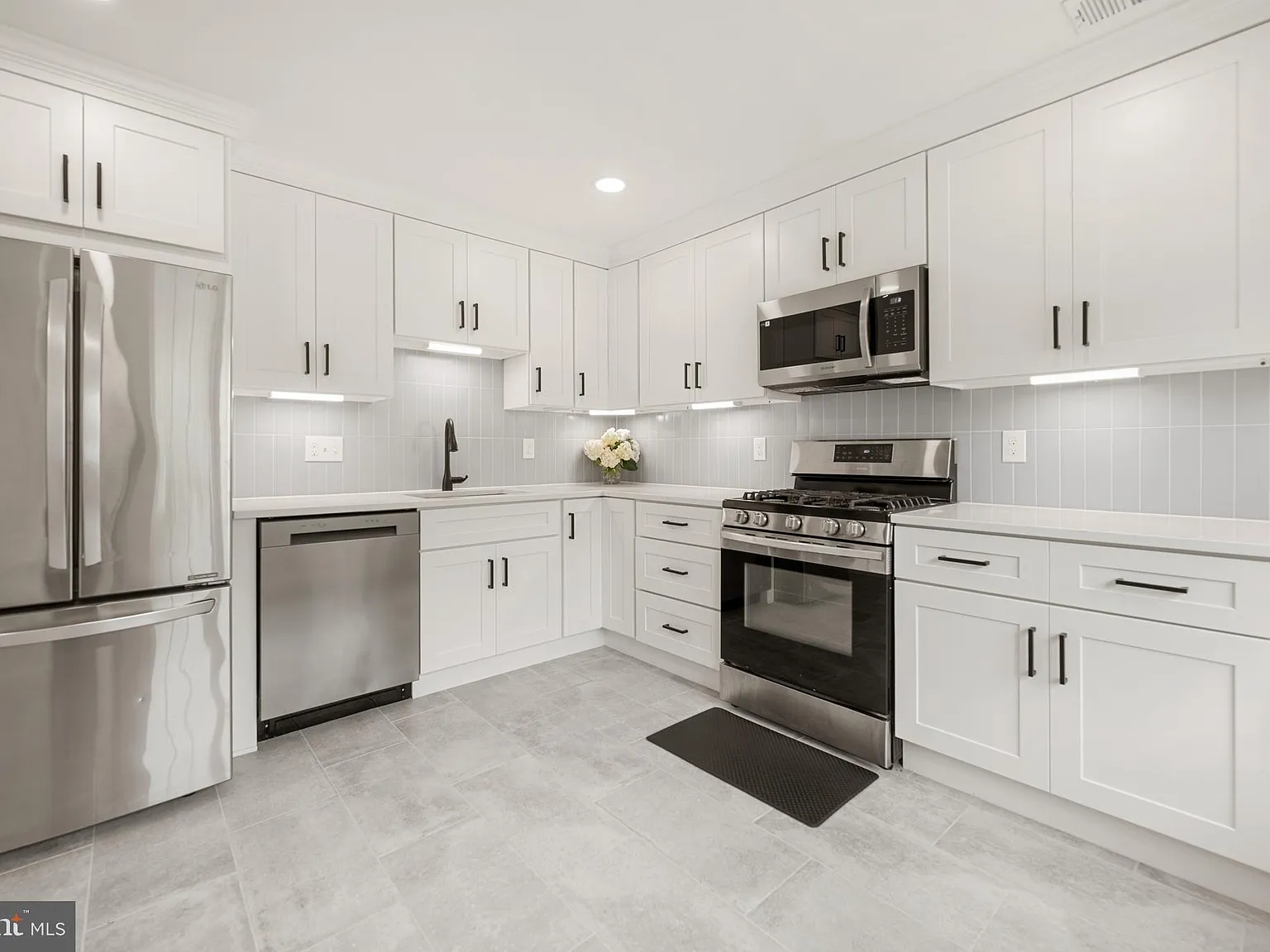 3 bed, 2.5 bath, 1242 sqft, $2,600 — Photo 4