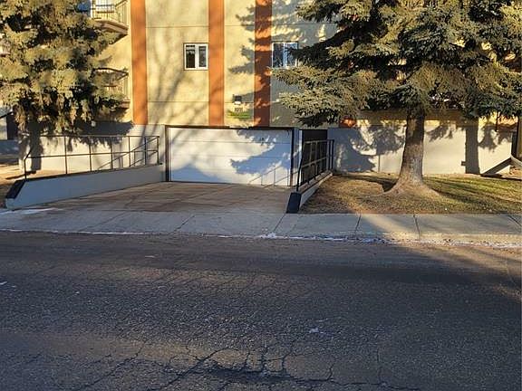 3rd image of 3120 Louise St #305