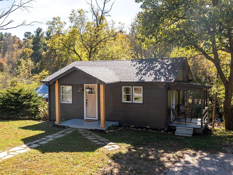 435 Reems Creek Rd — Photo 2