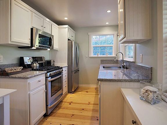 4th image of 1394 Danielson Rd