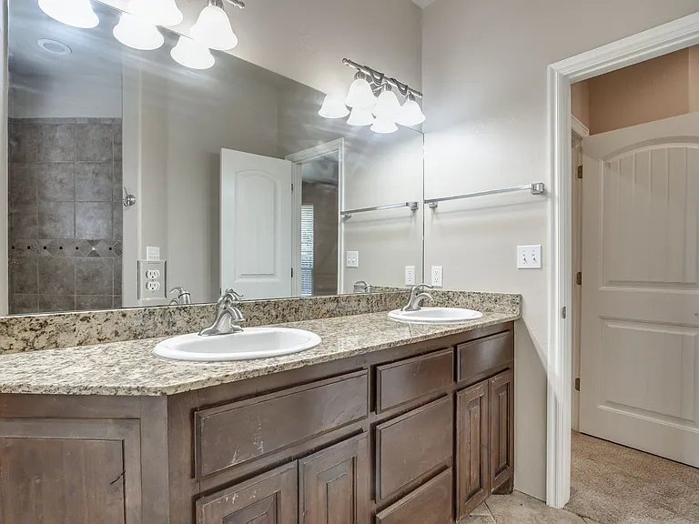 3341 Heritage Green Cir — Photo 38