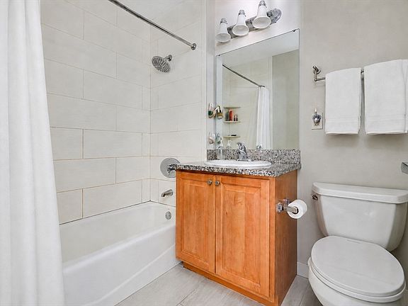 5th image of 1721 Washington St #201