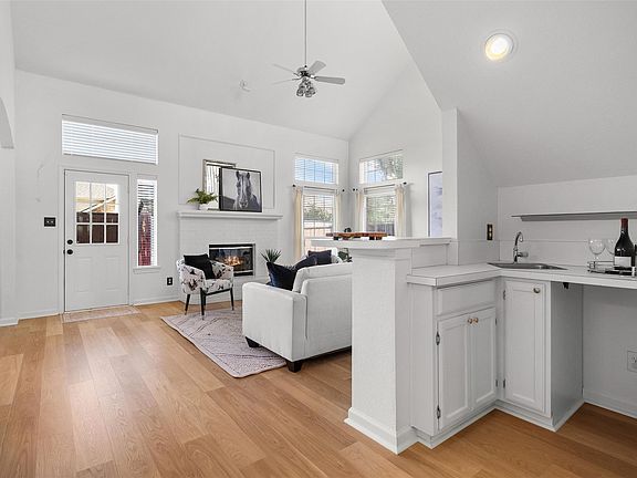 3rd image of 2009 Brook Ln