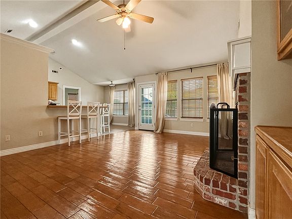 4th image of 1875 Lancaster Dr