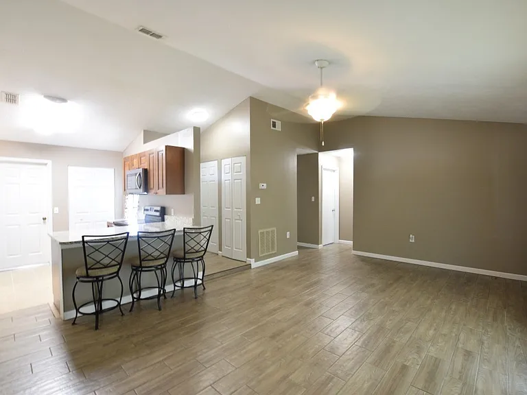 870 Farrington Dr — Photo 3