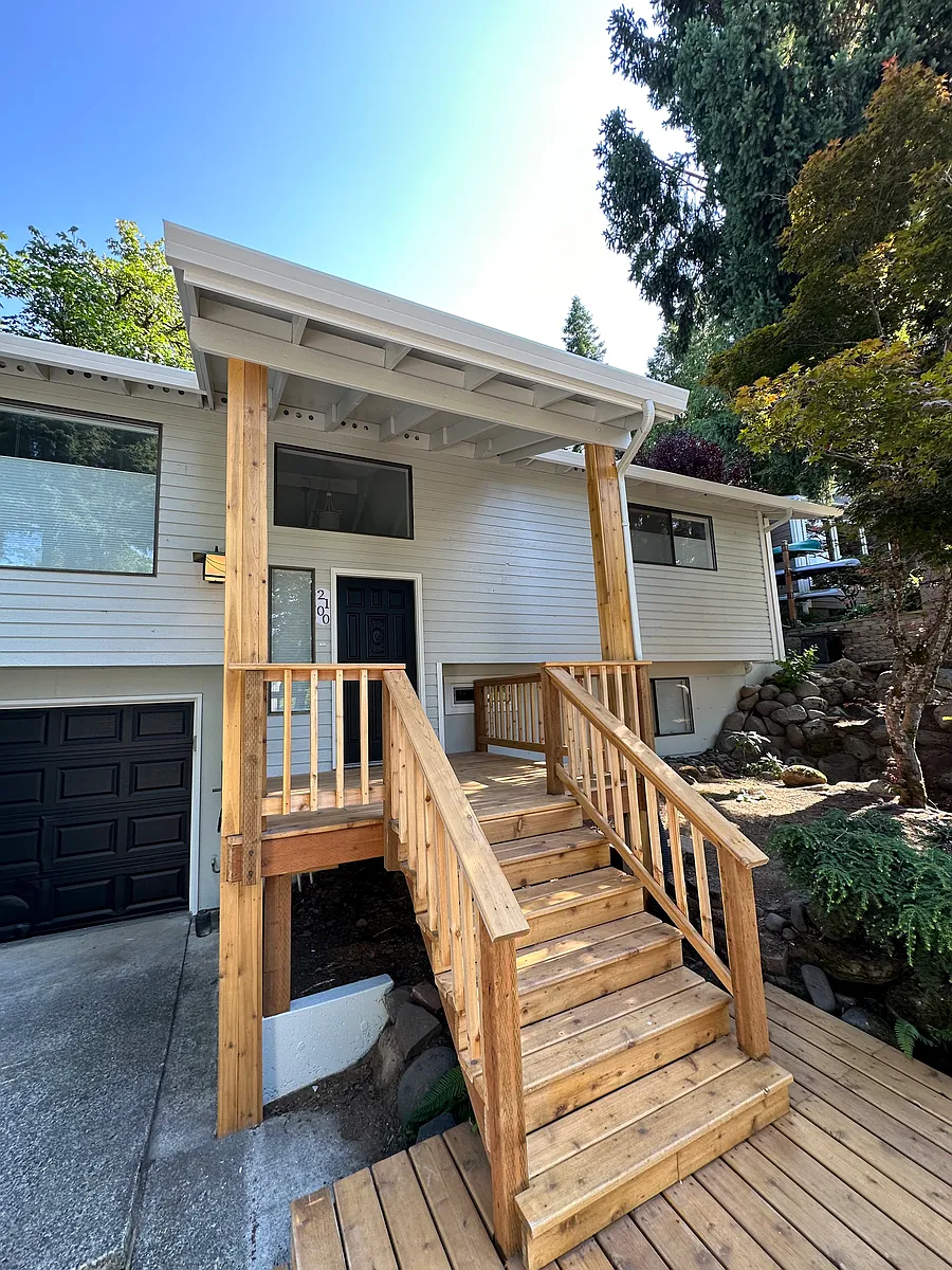 Photo 1 of 11 - 2100 Willamette View Ct - West Linn, OR Primary Photo - 2100 Willamette View Ct