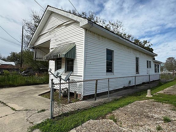 2nd image of 813 Railroad Ave