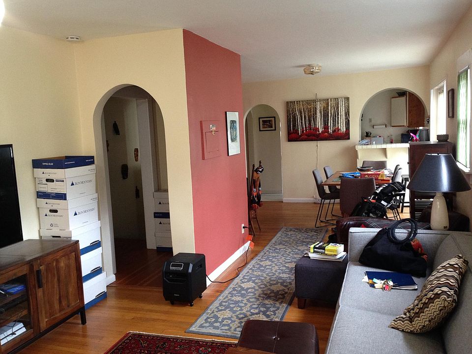 Lliving room/dining room