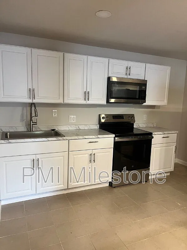 3 bed, 1.0 bath, 1200 sqft, $1,850 — Photo 3