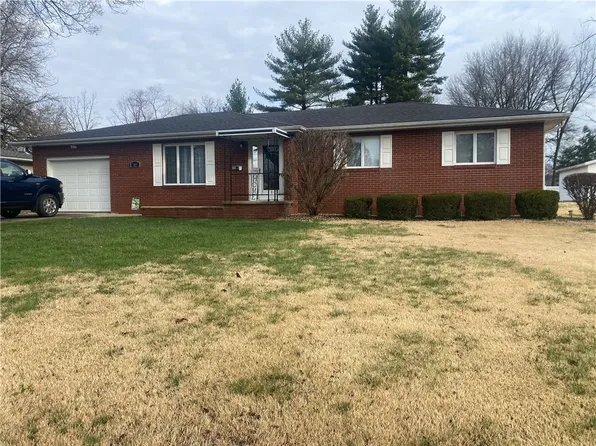 305 E Curtis St, Hidalgo, IL 62448