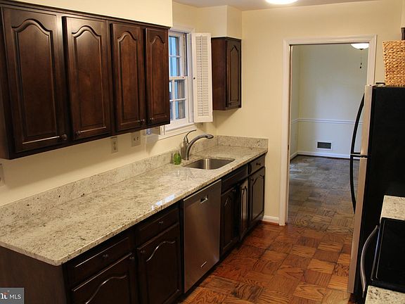 4th image of 1019 N Pitt St