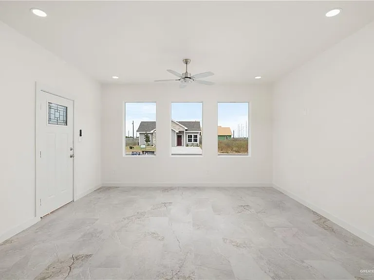 321 Merida Dr — Photo 2
