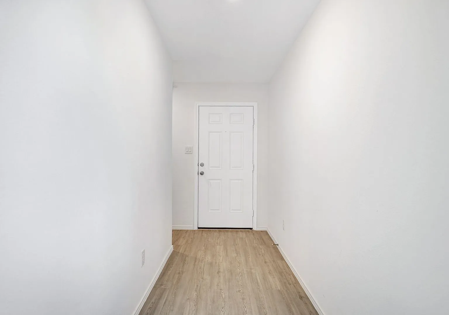 Elegant Corner Lot Home in Desirable Silos Community — Photo 2