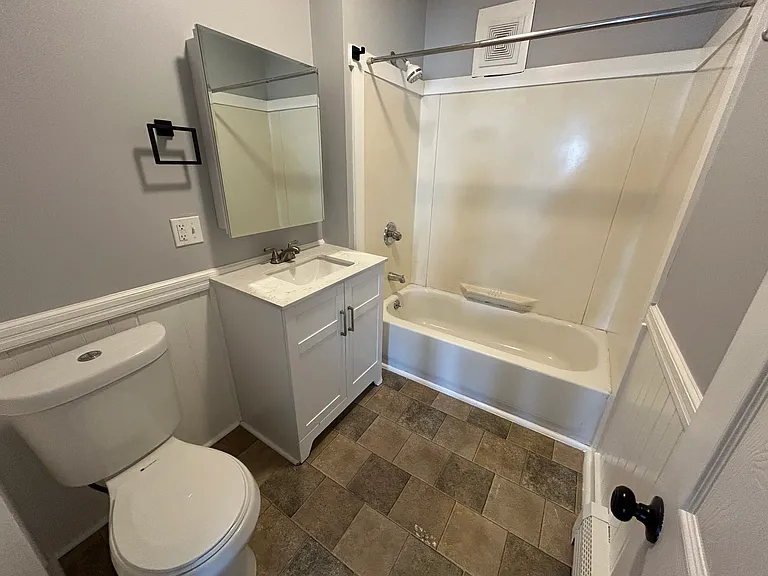 201 Roxbury St #2R — Photo 7