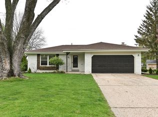 W223N2224 Meadowood Ln, Waukesha, WI 53186