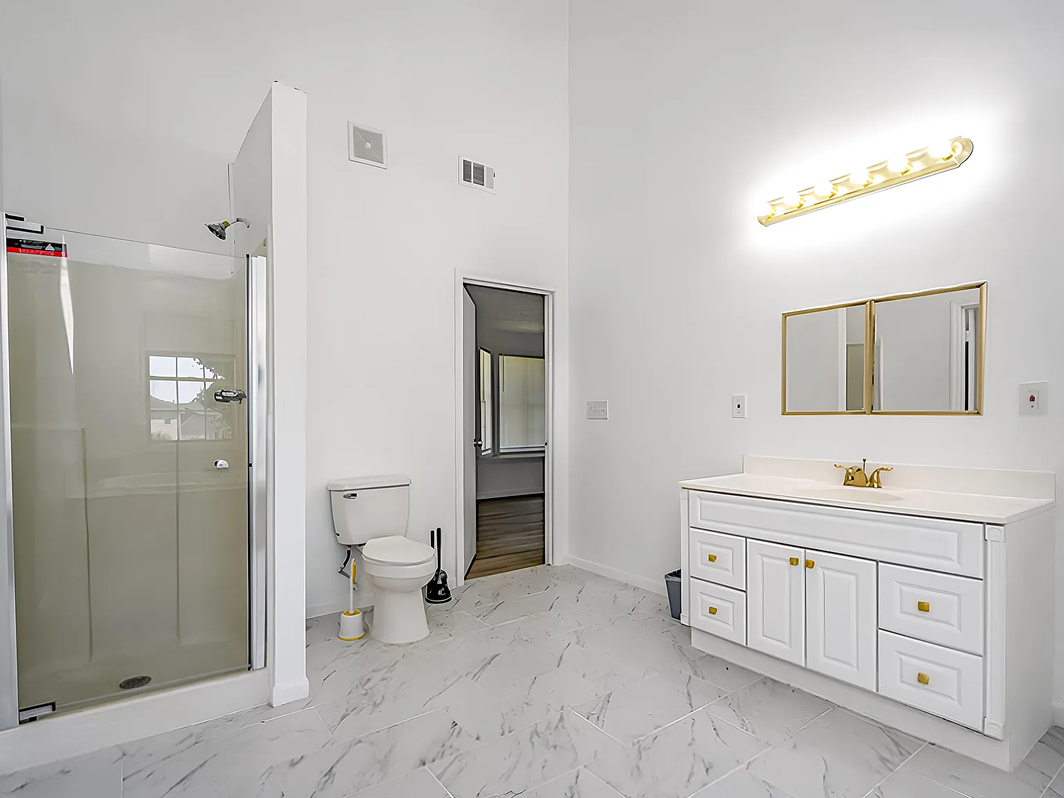 4 bed, 2.0 bath, 4084 sqft, $745 — Photo 4