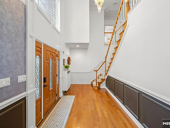 4th image of 392 Oak Ave