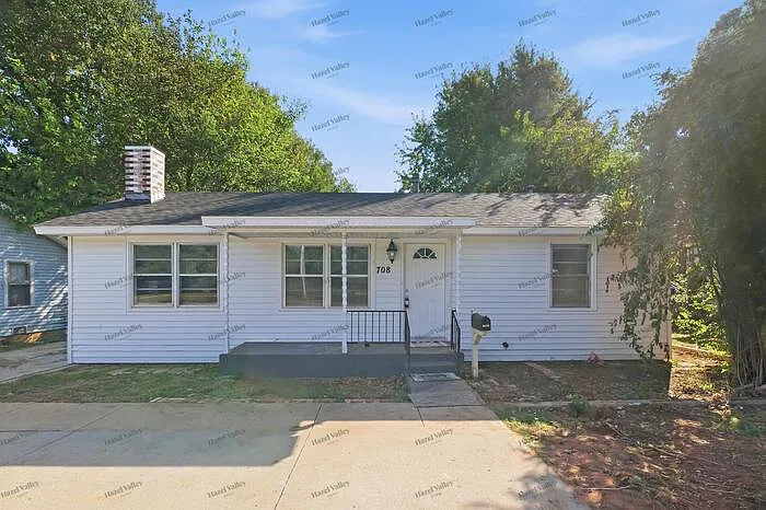 3 bed, 1.0 bath, 990 sqft, $1,065 — Photo 1