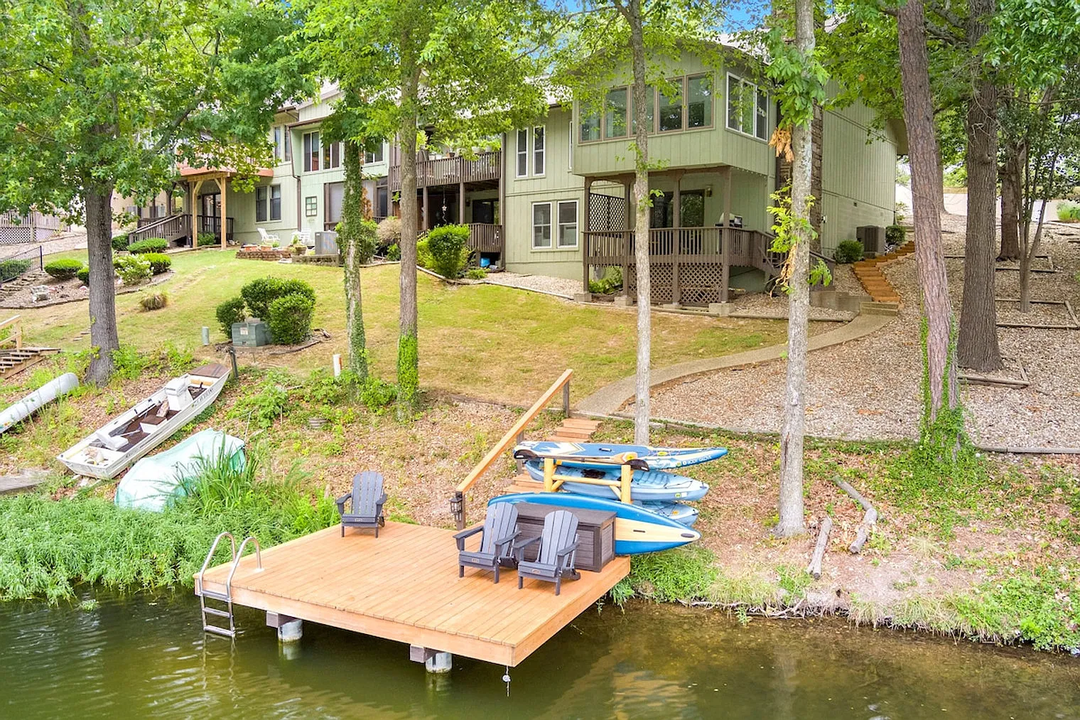 3 bed, 2.0 bath, 1915 sqft, $3,960 — Photo 4