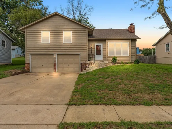 3537 SW Woodvalley Pl, Topeka, KS 66614