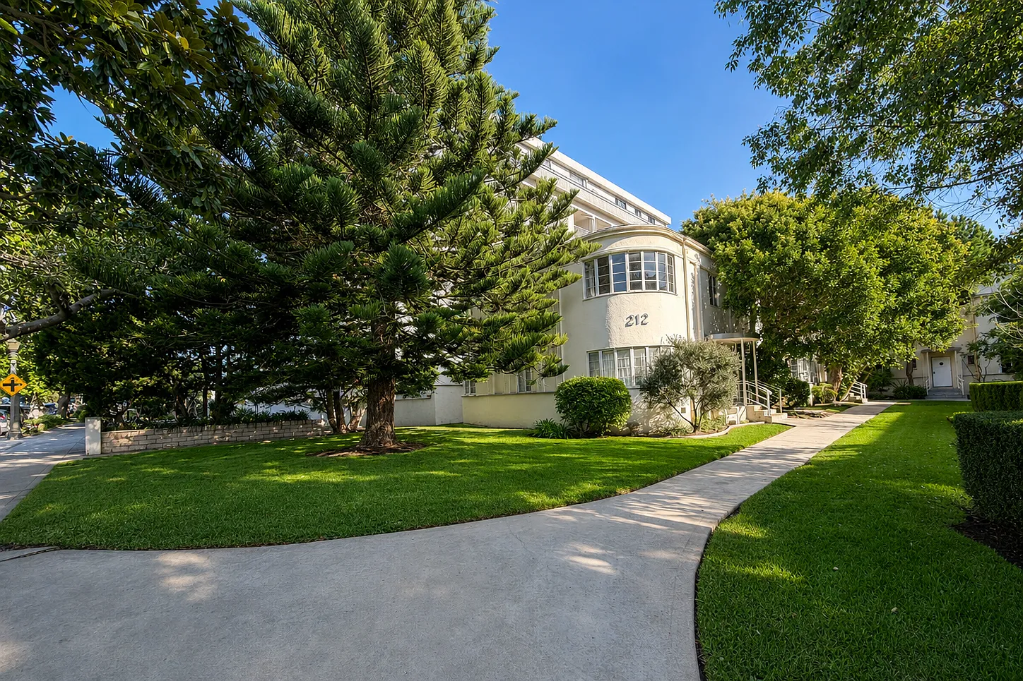 212 San Vicente Blvd — Photo 1
