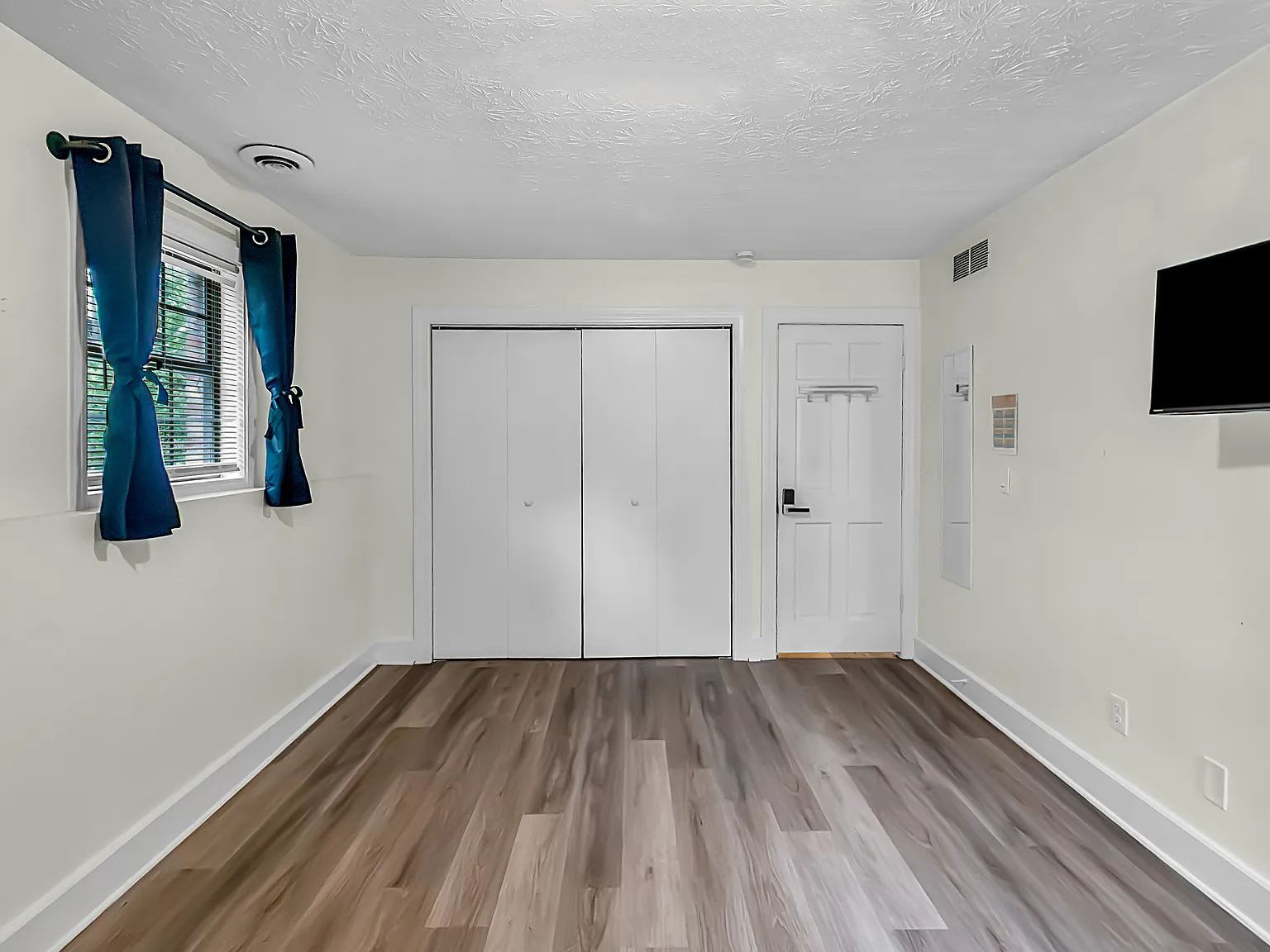 8 bed, 2526 sqft, $772 — Photo 4