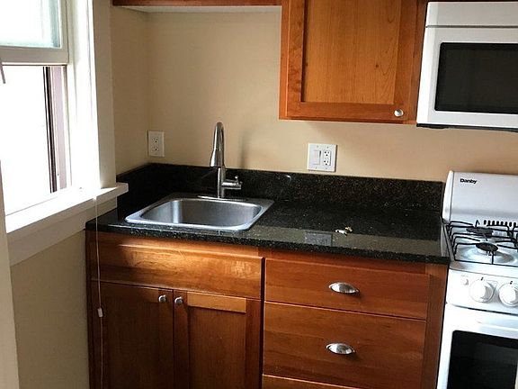 3rd image of 2066 NW Glisan St APT 27
