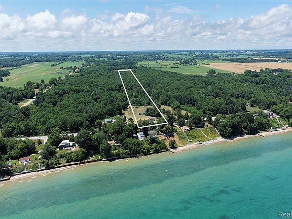 2nd image of 2898A Lakeshore Rd