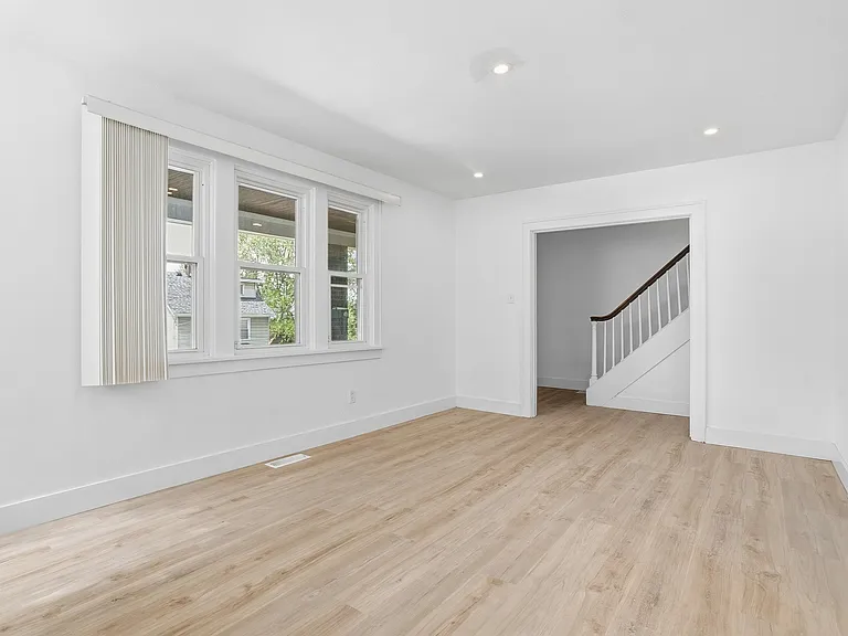 7806 Saint Lawrence Ave — Photo 4