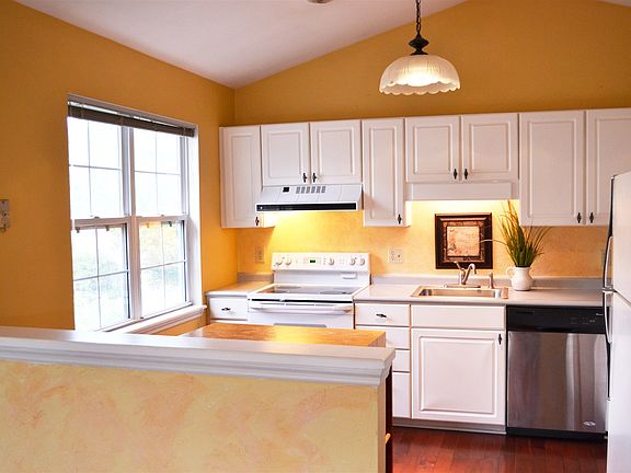 3rd image of 26 Coralberry Ct