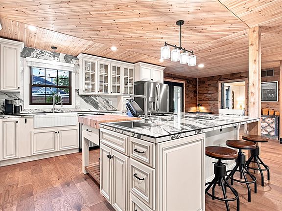 5th image of 1010 Cardinal Dr