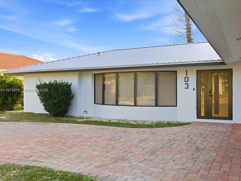 3 bed, 2.0 bath, $4,000 — Photo 2