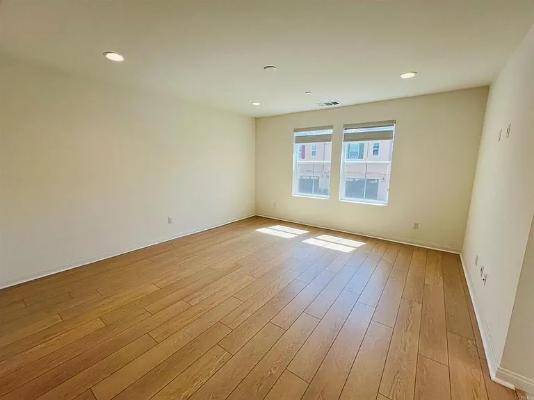 530 Longmeadow St — Photo 25