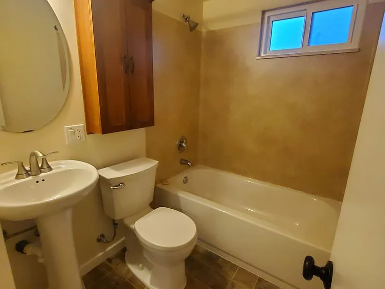 Apartment Availabile, near Children's Hospital and University of Washington — Photo 8