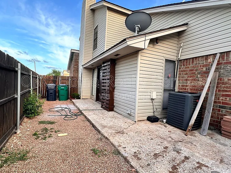 6715 Lyrewood Ln — Photo 3