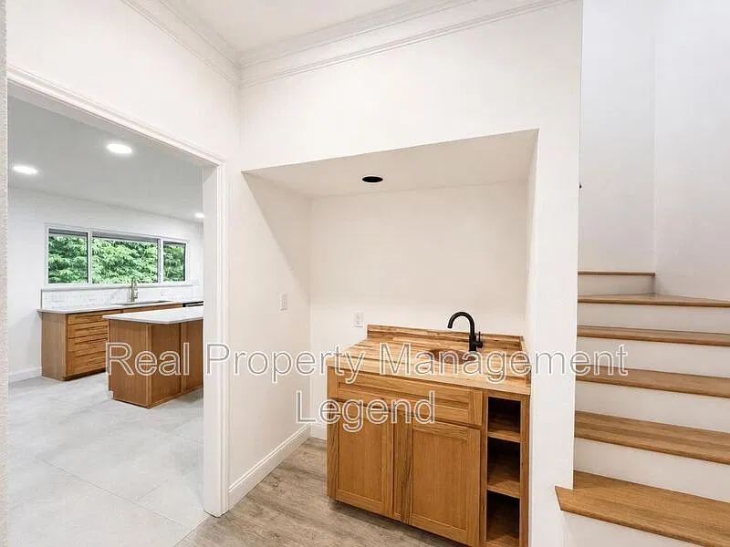 4 bed, 3.0 bath, 2750 sqft, $3,000 — Photo 2